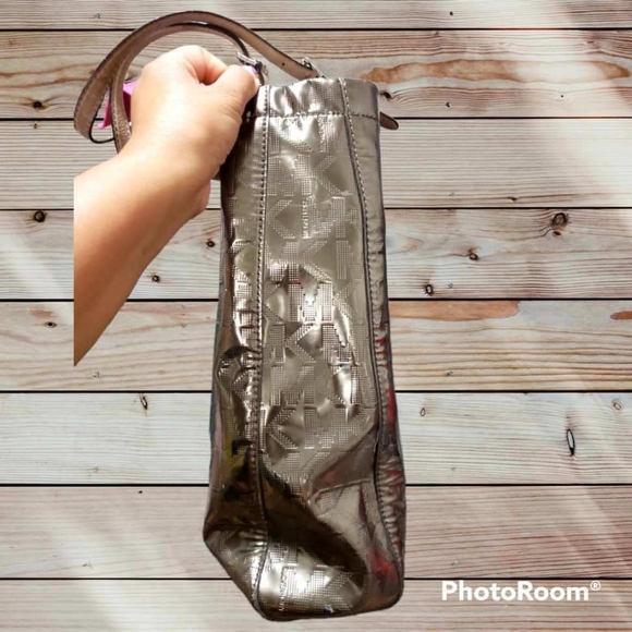 MICHAEL KORS Metallic Pewter Mirror Logo PVC & Leather North South Jet Set Tote - Picture 5 of 16